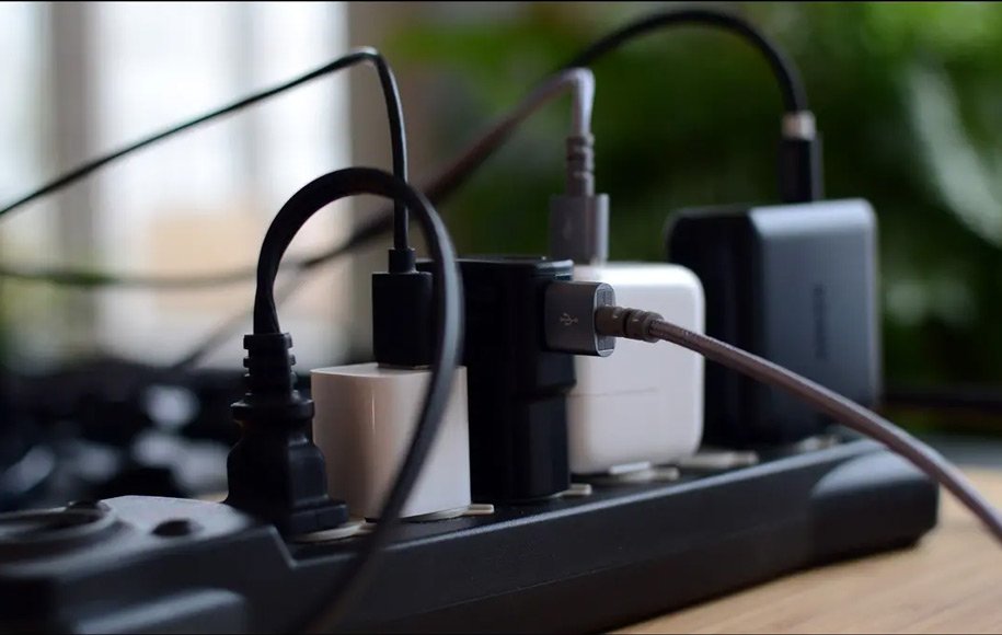 آیا وقتی از شارژر استفاده نمی‌کنیم باید آن را از برق بیرون بکشیم؟